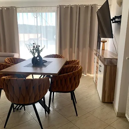 Piano Apartment *